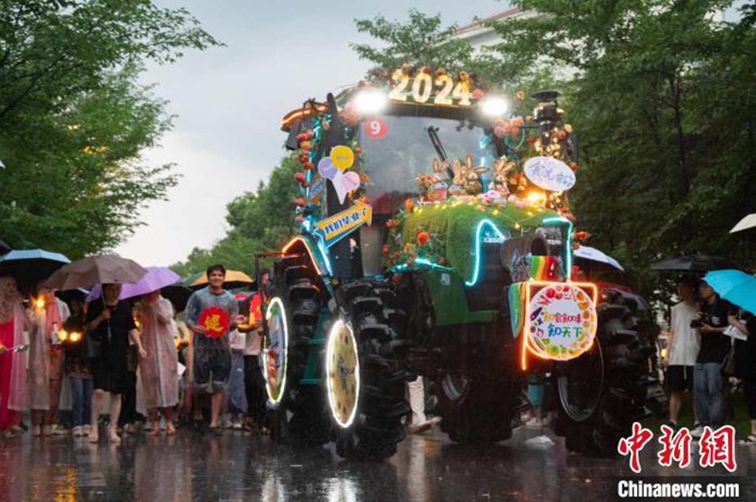 图为食品科学技术篮球比分雷速
巡游车队。叶建伟 摄