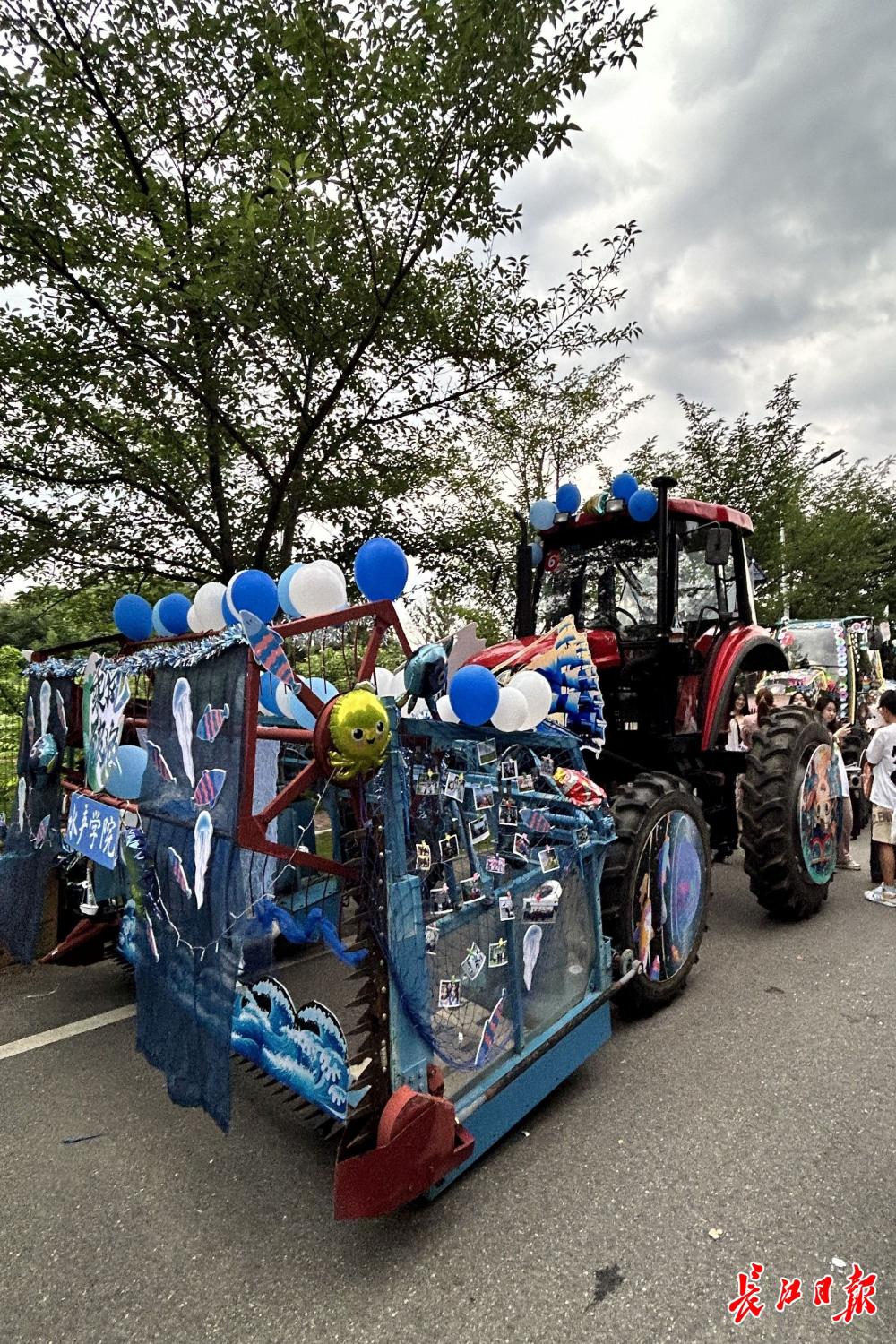 由华农师生自主研发的割晒机,被水产篮球比分雷速
装扮成“海洋风”。记者陈晓彤 摄